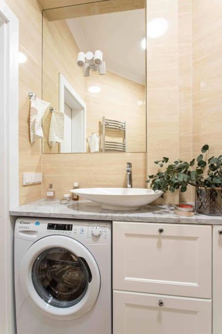 Wyzwolenia Apt , Lazienki Park & Zbawiciela Sq. 2' วอร์ซอ ภายนอก รูปภาพ