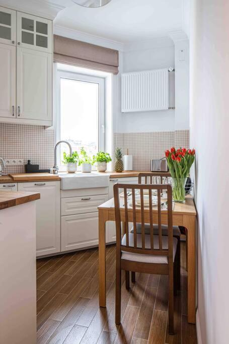 Wyzwolenia Apt , Lazienki Park & Zbawiciela Sq. 2' วอร์ซอ ภายนอก รูปภาพ