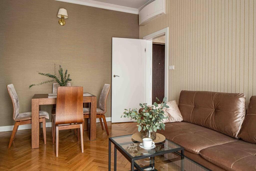 Wyzwolenia Apt , Lazienki Park & Zbawiciela Sq. 2' วอร์ซอ ภายนอก รูปภาพ